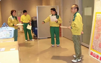 利用者が指導員から指導を受けている写真