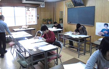 利用者が室内で細かい作業をしている写真